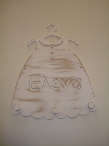 Χειροποίητη ξύλινη κρεμάστρα “φόρεμα”