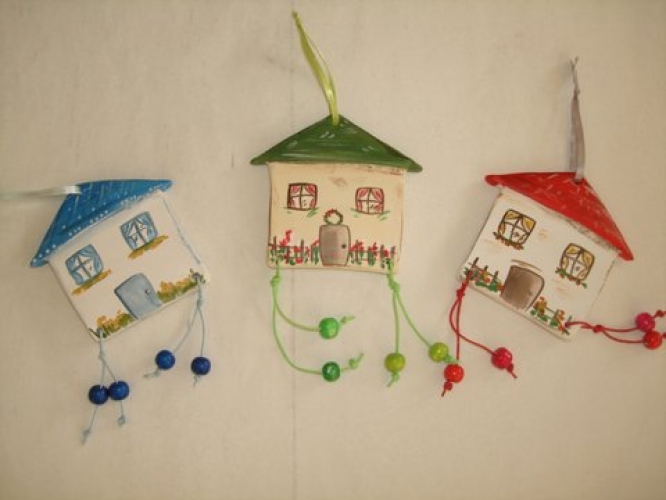 Χειροποίητο κεραμικό σπιτάκι.